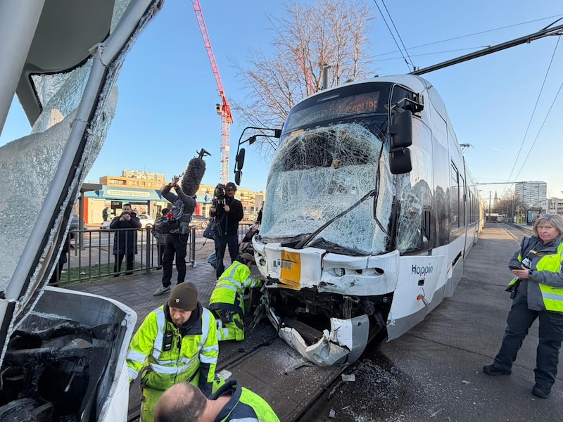 De tramtoestellen raakten zwaar beschadigd.