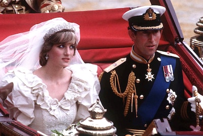 Opvallende vlek, gekreukte jurk en vergeten kus: wat er misliep op het huwelijk van Diana en Charles 45 jaar geleden