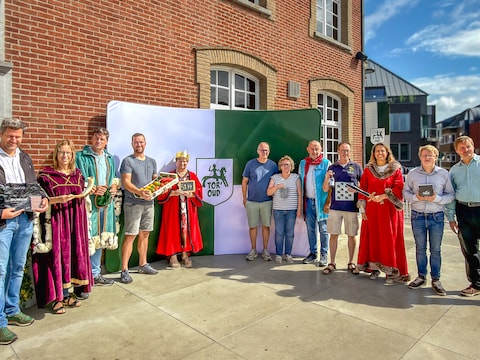 Het stadsbestuur van Torhout samen met de lokale handelaars die speciaal voor Tor’Oud verschillende streekproducten ontwikkelden.