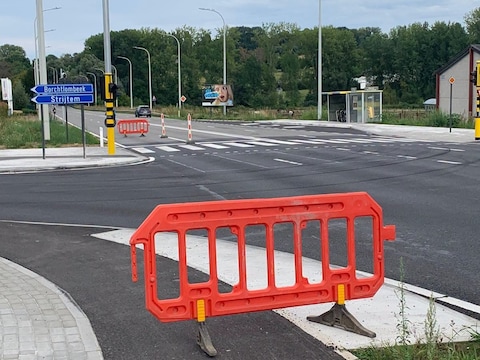 Door een kabelbreuk werken de verkeerslichten aan het kruispunt van de Daalbeekstraat, Ramerstraat en Ninoofsesteenweg in Roosdaal tijdelijk niet. Fluvius voert herstellingen uit.