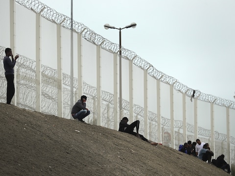 Migranten wachten aan de A16 in Calais.