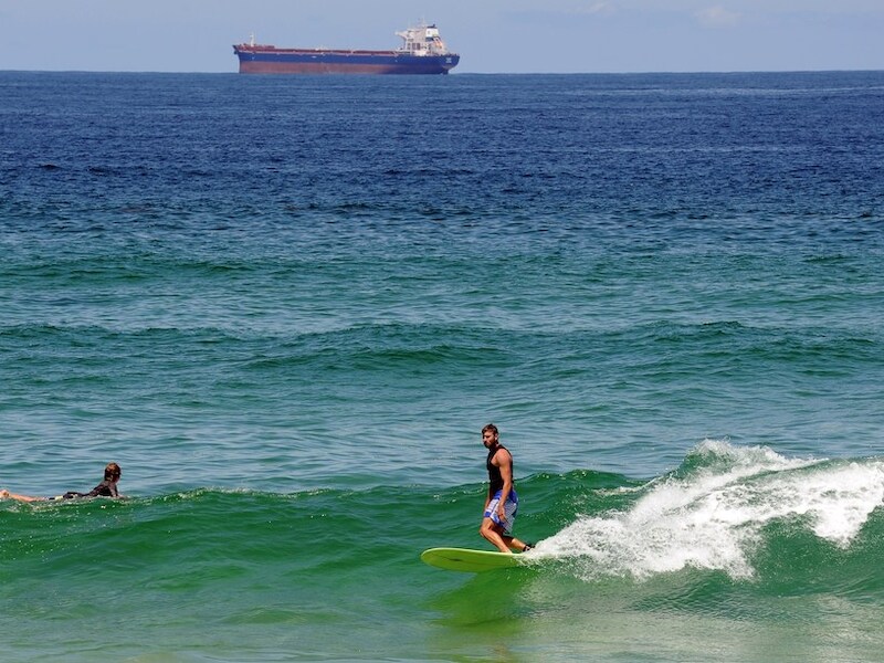 Surfers voor de kust van Australië. De toenemende populariteit van watersport is een factor in de toegenomen aanvallen van haaien.