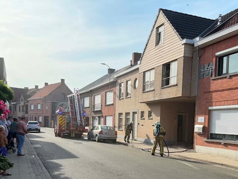 In de Kasteelstraat brak zondag aan de achterzijde van een klein appartementsgebouw brand uit op het terras van een flat op de eerste verdieping.