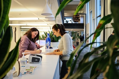 Voor wie digitaal niet mee is: overheid wordt verplicht om ook fysiek bereikbaar te blijven