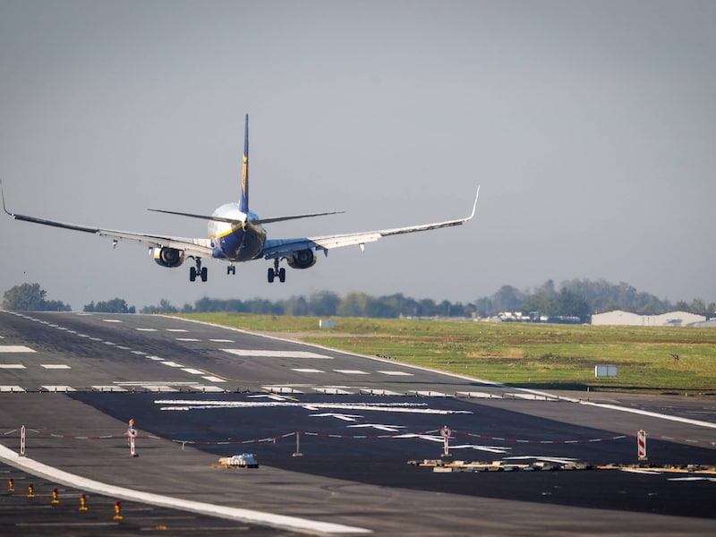 Illustratiebeeld. Een vliegtuig landt op luchthaven Cherleroi. (08/10/21)