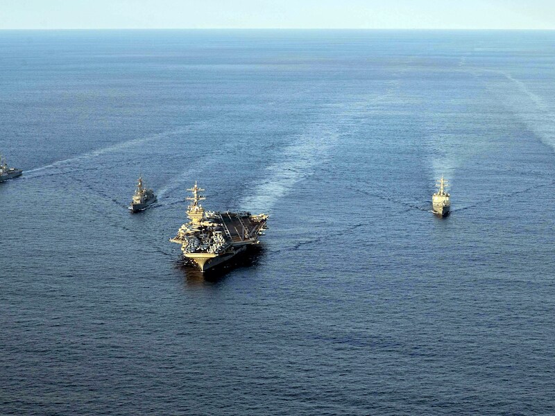 Archiefbeeld, vrijgegeven door Amerikaanse autoriteiten, van een konvooi Amerikaanse, Japanse en Zuid-Koreaanse marineschepen.