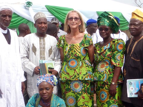 Phyllis Sortor met een delegatie hoogwaardigheidsbekleders in Nigeria.