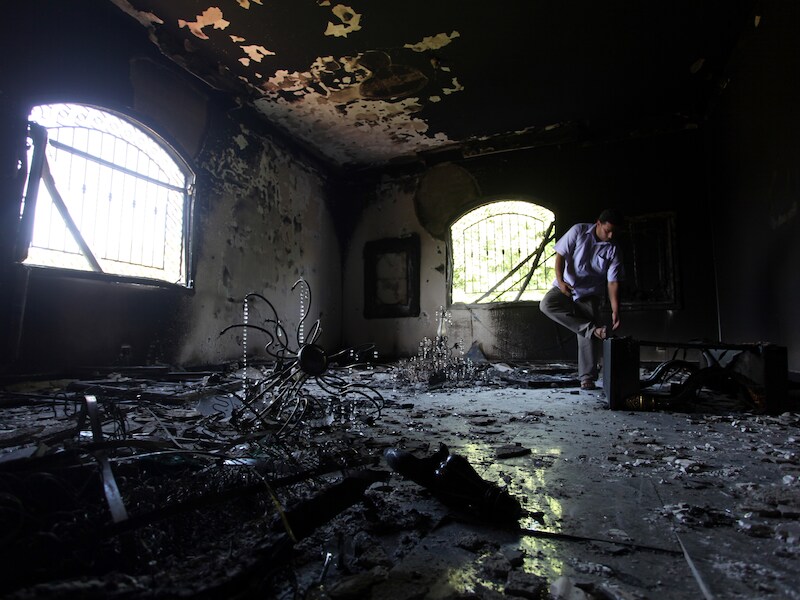 Het interieur van het aangevallen Amerikaanse consulaat in Benghazi, twee dagen na de aanslag.