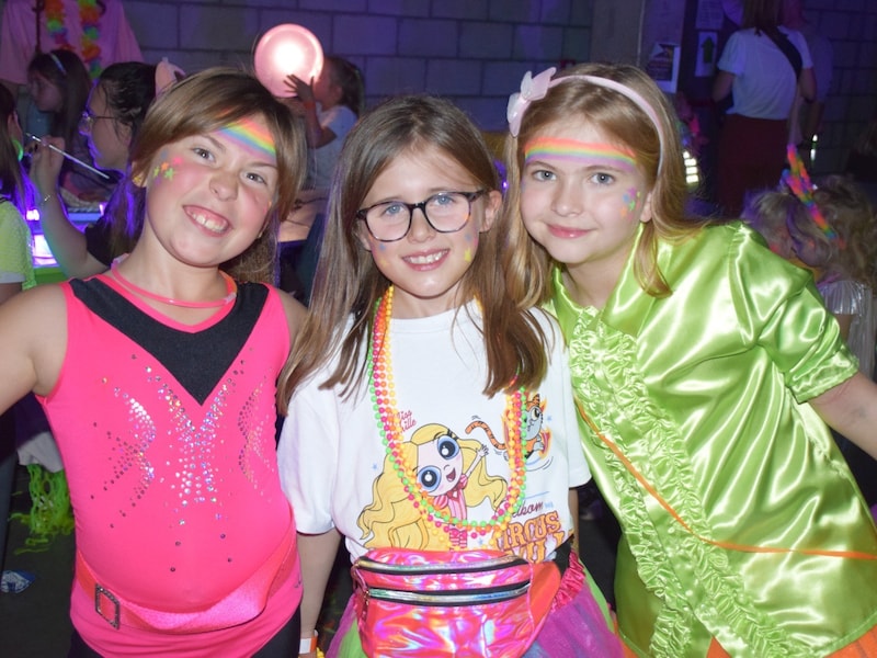 Bijna 250 kinderen trokken hun felste fluokleren aan en maakten er samen een kleurrijk dansfeest van.