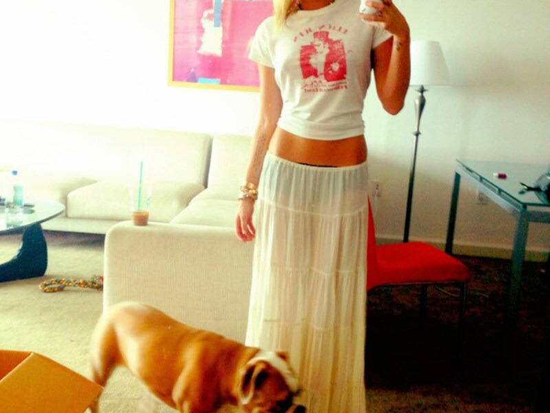 Sorry Ziggy (hond), maar Miley's buik is strakker. © Twitter