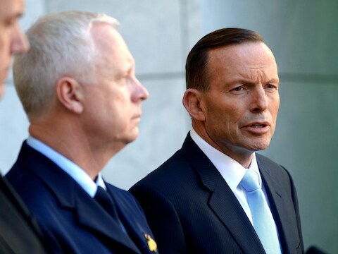 De Australische premier Tony Abbott (rechts)
