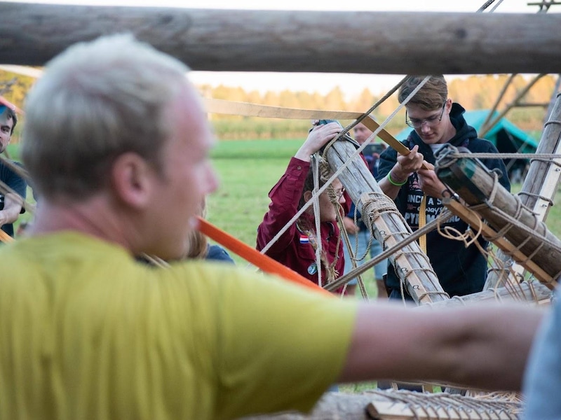 Internationale sjorwedstrijd Kamp en Hout viert 10de editie in Nederokkerzeel: 12 ton hout en 6 kilometer sjortouw aanwezig