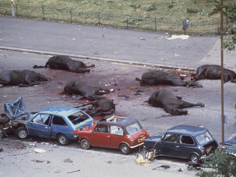 IRA-veteraan John Downey wordt verdacht van betrokkenheid bij de bomaanslag in 1982 op Britse ceremoniële troepen in het Londense Hyde Park. Bij de aanslag vonden vier militairen en zeven paarden de dood. Downey (62) werd vorig jaar op een luchthaven in Londen opgepakt, maar toonde de politie zijn vrijbrief.