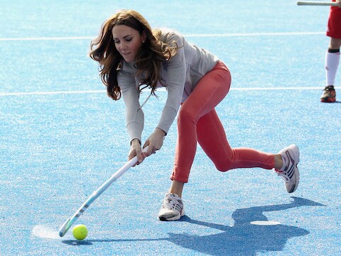Lady Kate geeft het beste van zichzelf, in een roze broek