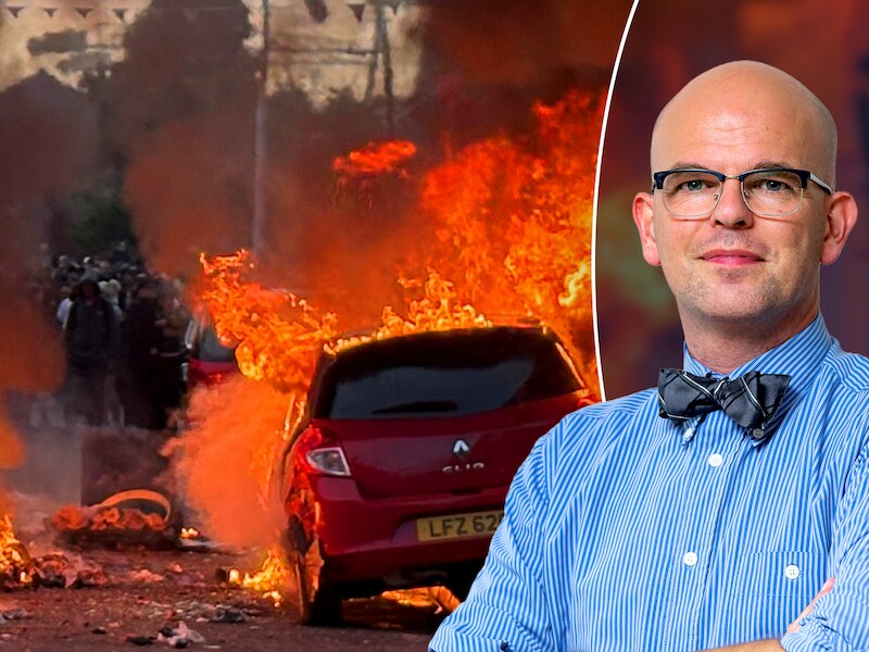 Links: brandende auto’s tijdens de rellen in Belfast. Rechts: Harry De Paepe, kenner van het Verenigd Koninkrijk.