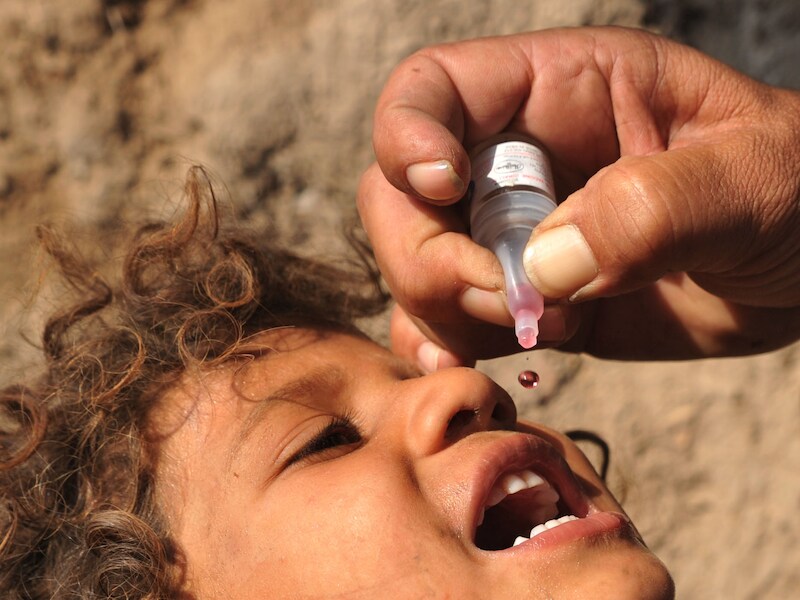 Een Afghaans kind krijgt het poliovaccin.