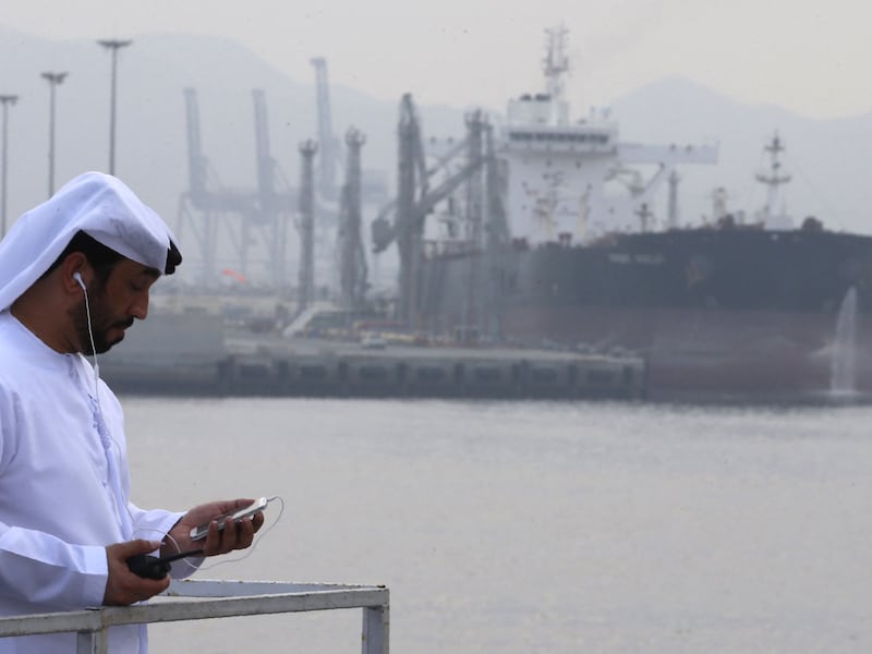 Een man staat bij de olieterminal van Fujairah, in de Verenigde Arabische Emiraten. 