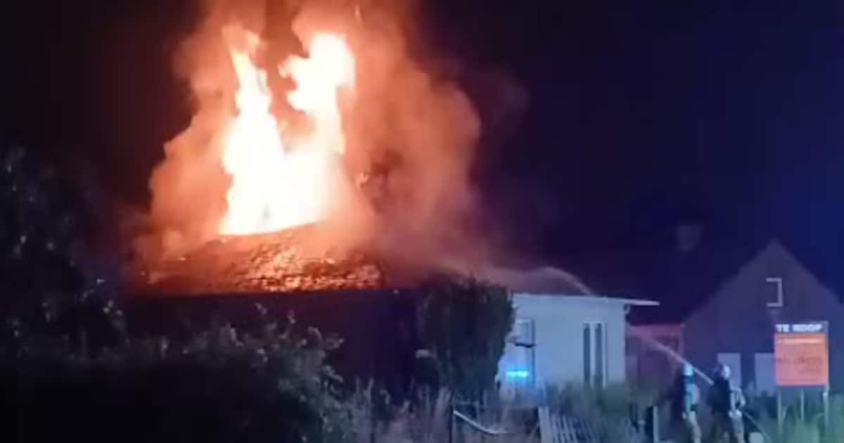 Blikseminslag veroorzaakt dakbrand in Beerzel tijdens nachtelijk onweer