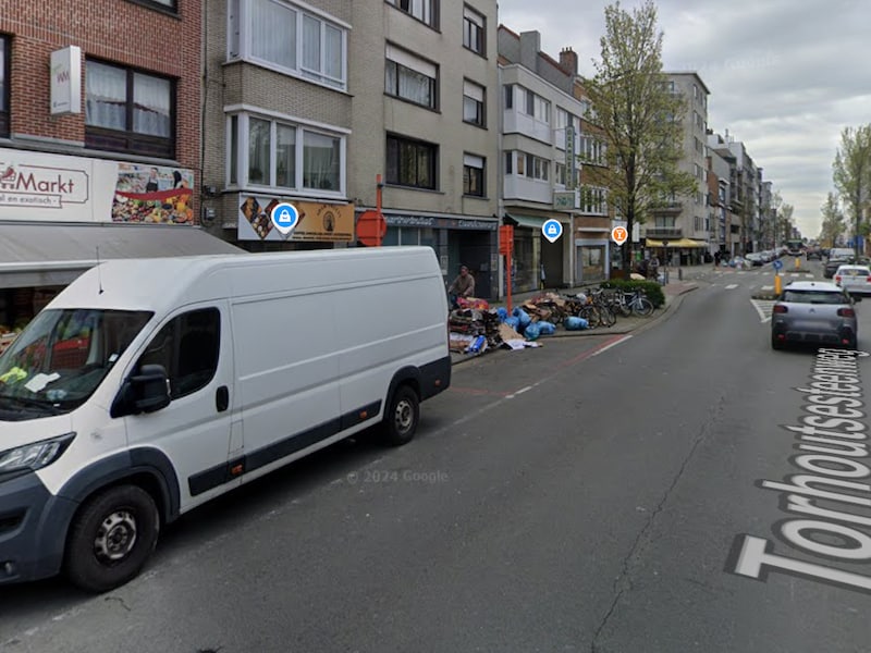 De getroffen buurtwinkel ligt langs de Torhoutsesteenweg in Oostende. 