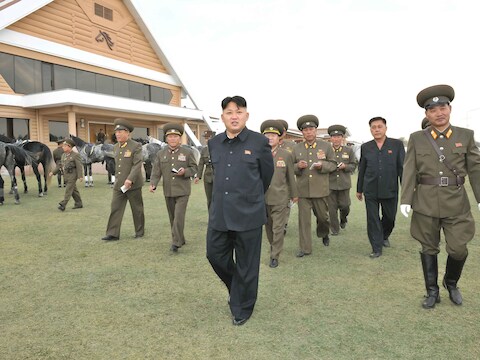 De Noord-Koreaanse leider Kim Jong-un met enkele van zijn volgelingen.