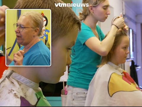 Het is druk bij Haarstudio Muis in Gent. Voor kapster Ulrike Buyle (inzet) is het de drukste periode van het jaar.