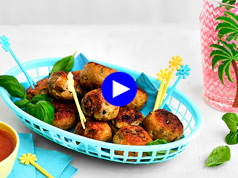 Deze aubergine-kippenballetjes zijn de ideale snack voor tussendoor 