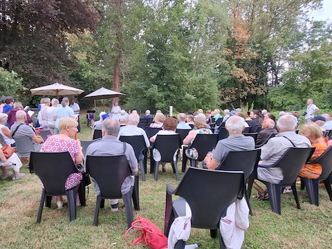 De openluchtmis in de tuin van de pastorie in Denderleeuw.