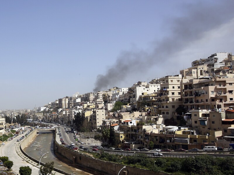 Rook komt de Bab el-Tebbaneh buurt in Tripoli, waar er een conflict was tussen voor- en tegenstanders van het Syrische regime