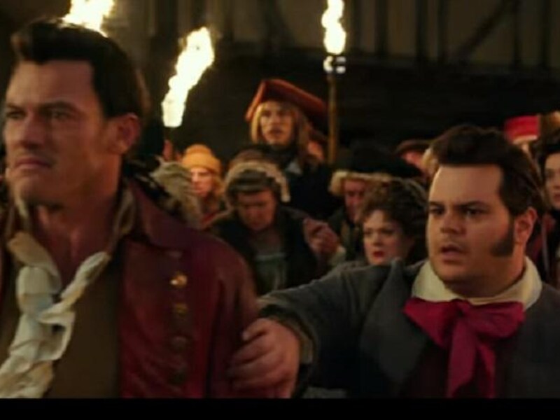 LeFou (R) met macho-schurk Gaston (L).