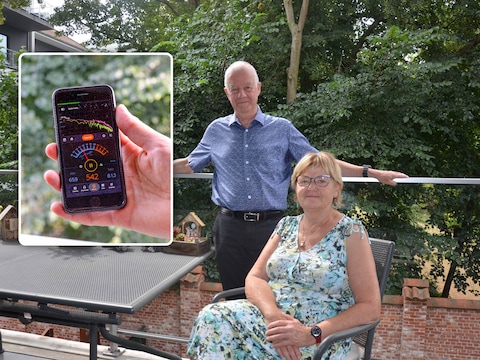 Walter Anthuenis en Marie-Claire De Wilde op het terras van hun appartement in het centrum van Lokeren., Inzet: Meting met de decibelmeter