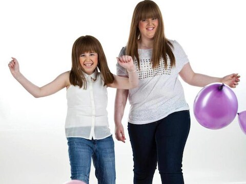 Rebekah (13) en Megan (11) zijn dolgelukkig dat ze de kwaadaardige kankerbeestjes hebben kunnen verslaan. © Facebook Please help Rebekah and Megan.