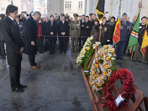 Eerste Minister Elio Di Rupo woonde in 2013 samen met de Britse Eerste Minister David Cameron en de Ierse Eerste Minister Enda Kenny een herdenkingsceremonie bij aan de Menenpoort in Ieper.