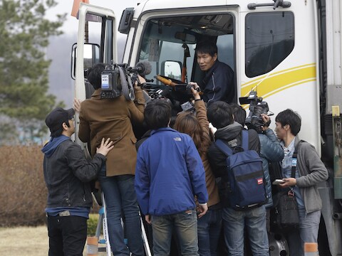 Een vrachtwagenchauffeur die terugkeert van het Kaesong-bedrijvencomplex in Noord-Korea wordt belaagd door Zuid-Koreaanse media.