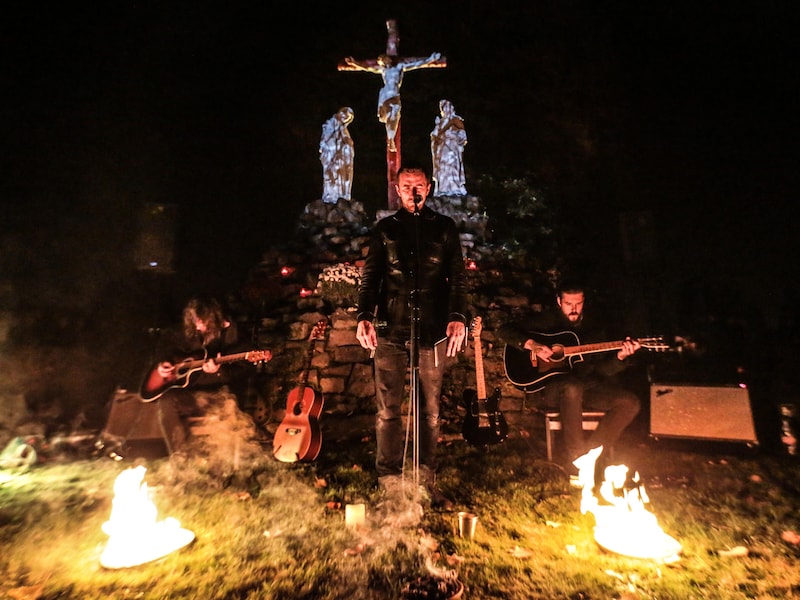 Nieuw festival rond herdenking en duisternis in De Roma met Amenra: “Leven en dood kunnen niet zonder elkaar”
