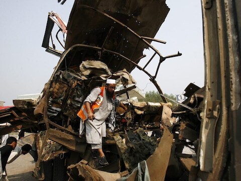 Het wrak van een bus die afgelopen vrijdag door een autobom in Peshawar werd geraakt.