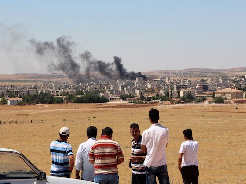 Bombardementen boven Kobani, een Syrische stad in handen van IS, nabij de Turkse grens.
