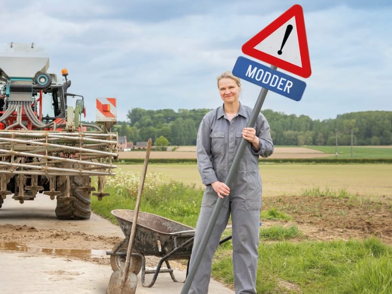 Politie waarschuwt voor modder op de weg tijdens oogstperiode: “Vertraag en pas je rijstijl aan”