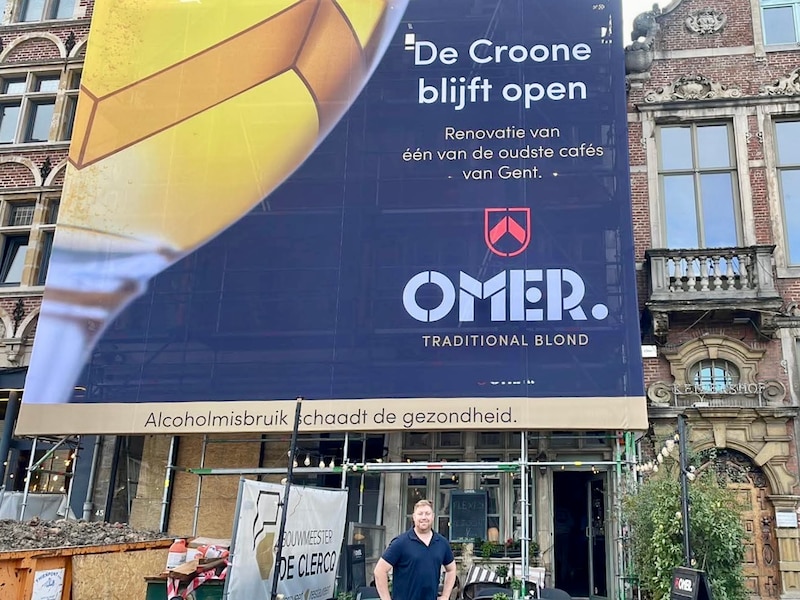 Fabian Martens voor zijn café, dat open open blijft