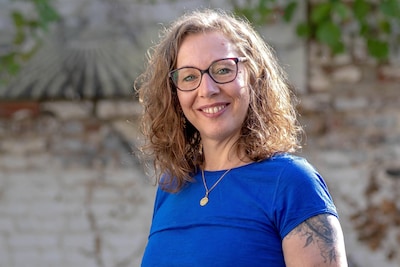 Saskia (52) dacht te sterven aan darmkanker, maar ze genas tegen alle verwachtingen in: “Ik geniet, maar leef met een eeuwige dreiging”