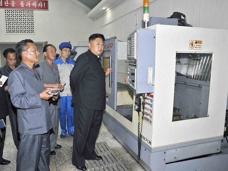 Kim Jong-un op bezoek in een fabriek in Pyongyang.