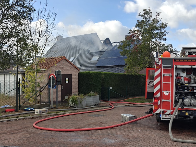Brandweerposten uit Koekelare, Leke en Kortemark werkten samen om de brand te bestrijden. Dankzij hun snelle ingrijpen kon worden voorkomen dat het vuur oversloeg naar de aanpalende woning.