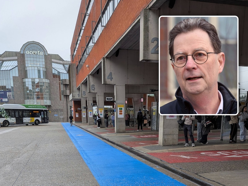 De groene markering is sinds vandaag een blauwe geworden en dat zou de veiligheid moeten verhogen. Inzet: Schepen Dirk Vansina