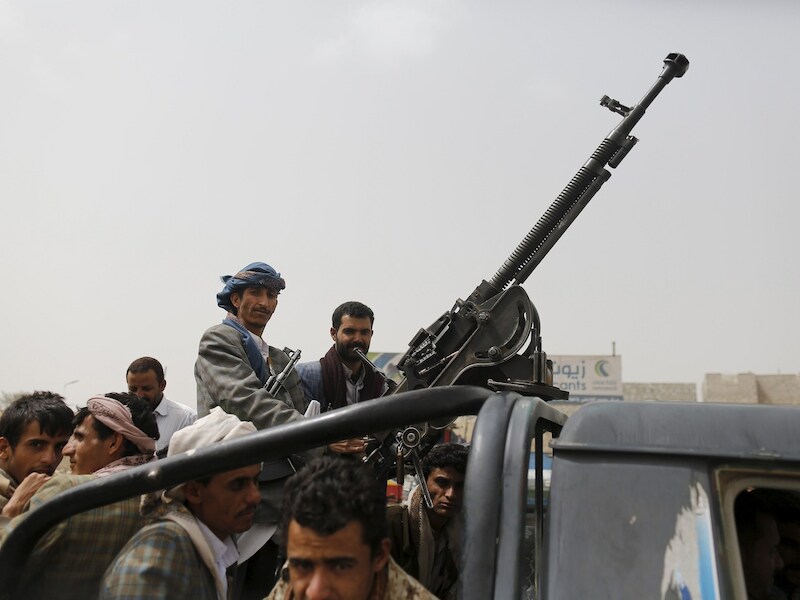Houthi-rebellen bij de luchthaven van Sanaa.