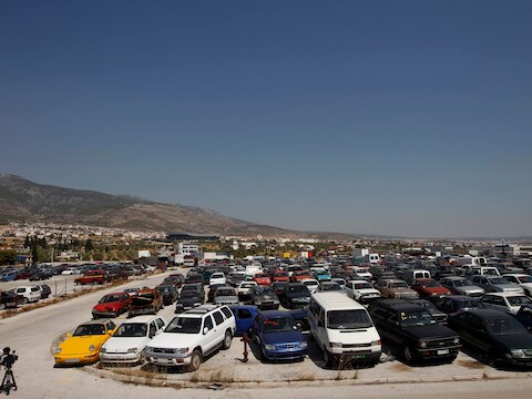 Een parkeerterrein vol geconfisqueerde auto's in Athene.