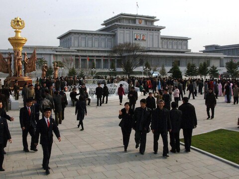 Noord-Koreanen bezoeken het Kumsusan-paleis, waar de lichamen van Kim Il Sung en Kim Jong-il in een tempel liggen. Gisteren was de herdenking van de geboortedag van Kim Il Sung, 'de eeuwige leider.