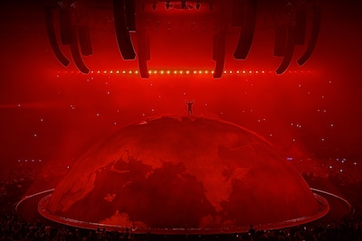 KIJK. Protest kon zijn komst niet stoppen: ondanks controver­se trapt rapper Kanye West concert af in Nederland