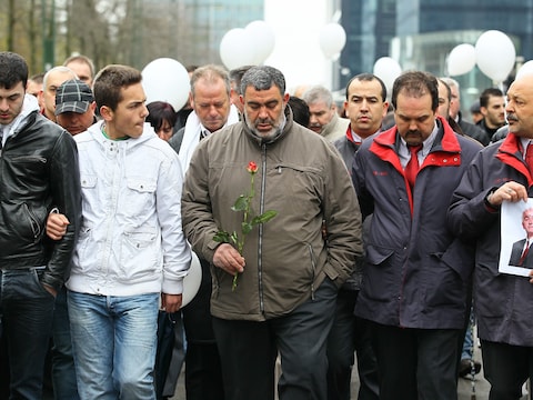 Familieleden en collega's van Iliaz Tahiraj tijdens een stille mars in Brussel vandaag.