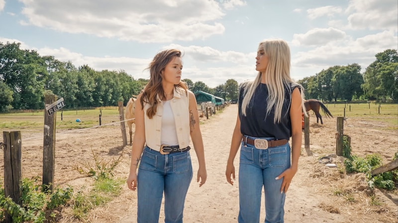 Sien lucht haar hart bij haar zus.