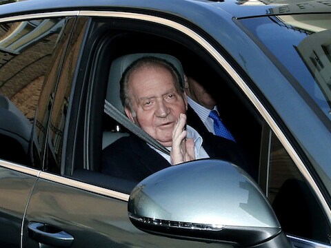 Juan Carlos zwaaide naar de fotografen bij de aankomst aan het ziekenhuis in Madrid.
