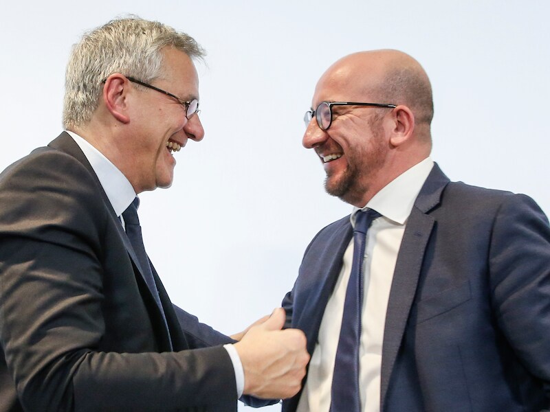 Vicepremier Kris Peeters (CD&V, l.) en premier Charles Michel (MR, r.) waren duidelijk opgelucht met het bereikte akkoord.